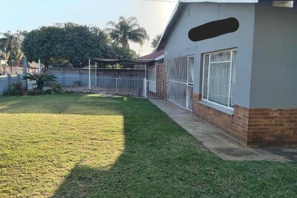 3 beds ,1 bath, big living area. Walking distance to shops and public transport.  This house offers a bigger yard with lots of options. ...