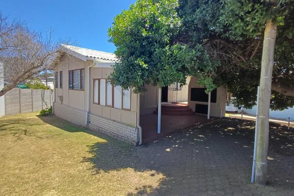 Discover the perfect holiday retreat in the heart of Hartenbos! This 6-bedroom ...