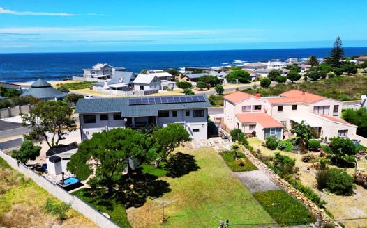 6 Bedroom House for sale in Sandbaai