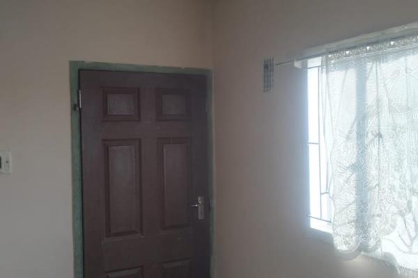 Basic 2 Bedrooms with 1 Bathroom and separate toilet.
Lounge area, kitchen  fully tilled.
on the ground floor
parking ...