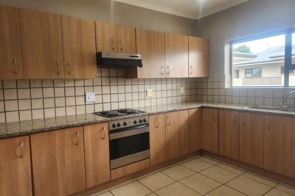 Perfectly located Flat of 102 square meters in George Central.
Beautiful and spacious, all open-plan lounge dining room, with 2 big ...