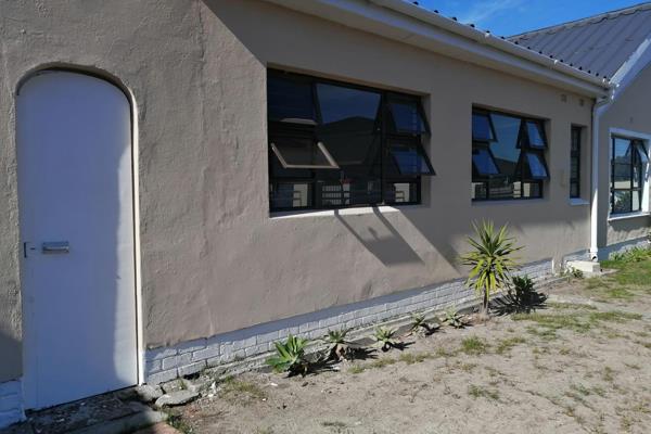 Situated in Gatesville, This secure 1 bedroom unit offers the following;

Kitchen with ...