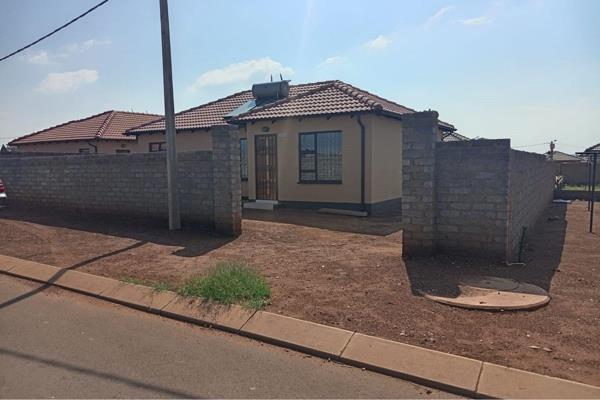 Available Immediately!!!


Welcome to your new home in the heart of Lufhereng, Gauteng, South Africa! Nestled at 3095 Lesedi Street ...