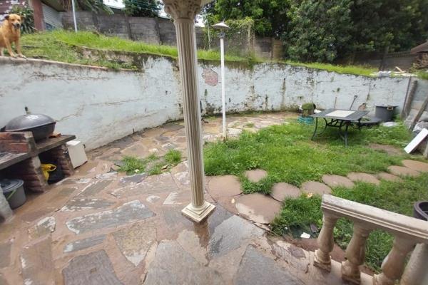 This cottage is situated behind the main house on this shared property and is available 1 FEBRUARY.
Open plan lounge / kitchen, kitchen ...