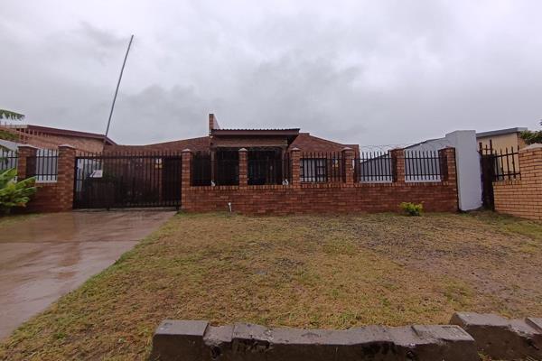 This charming face brick home offers the perfect blend of comfort and functionality. Featuring a lock-up garage, a cozy lounge, and a ...