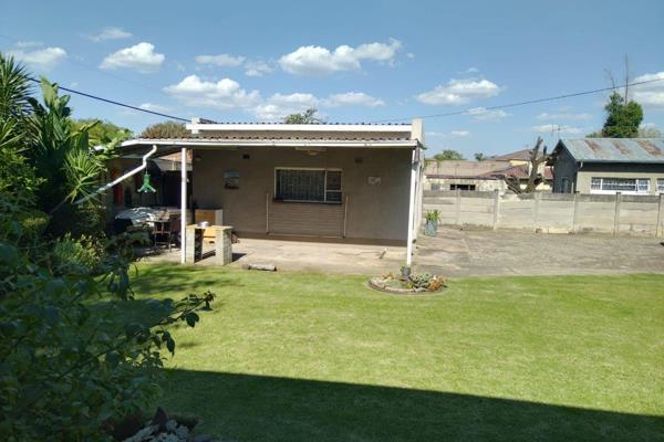 1 Bedroom
Kitchen
bathroom
Garden
Carport

Pre-paid Electricity @ R5.00 Per Unit

NO Pets

This Unit is for a Single Person ...