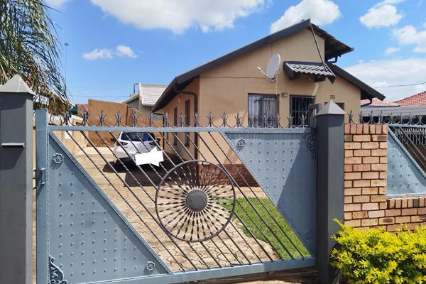 A beautiful 3bedroom house with a nice fitted kitchen and dining room plus separate bathroom and toilet. Located in a nicer area of ...