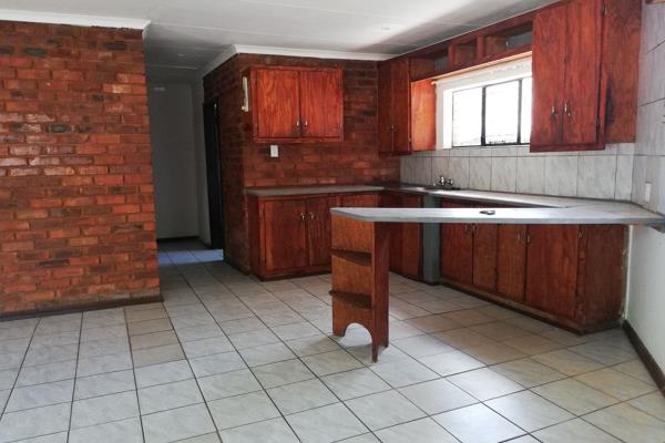 A lovely two-bedroom apartment available in Meerhof Hartbeespoort.
There is a 1 bathroom with a spacious shower. 
The kitchen and ...