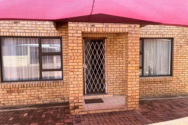 2 Bedroom townhouse with 1 and half bathroom, open plan kitchen and living room.
property is situated in a good area of Vryburg. Ideal ...