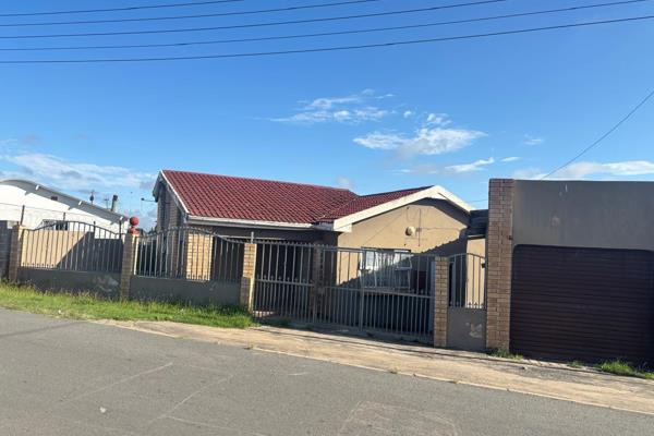 Sizwe Mlungwana Properties is excited to bring to you this spacious 3 bedroom house to the market.

The house is situated in a quite ...