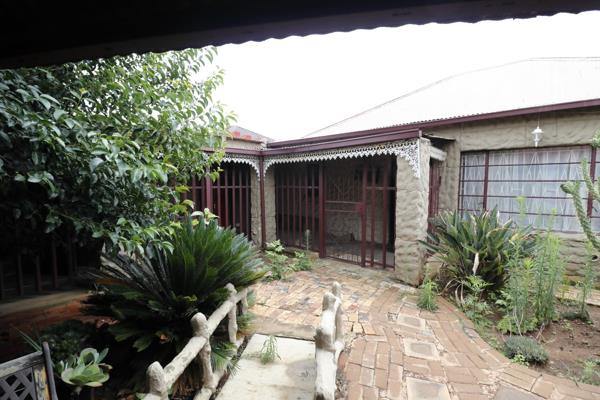 Perfect 2 Bedroom Home with Flatlet in Geduld Ext.2

This Beautiful Home Offers:

* 2 Spacious Bedrooms with Built in Cupboards
* 2 ...