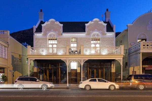 This Renovated luxury Victorian Heritage house is situated in central Simon&#39;s Town directly across from Jubilee Square. It is only ...