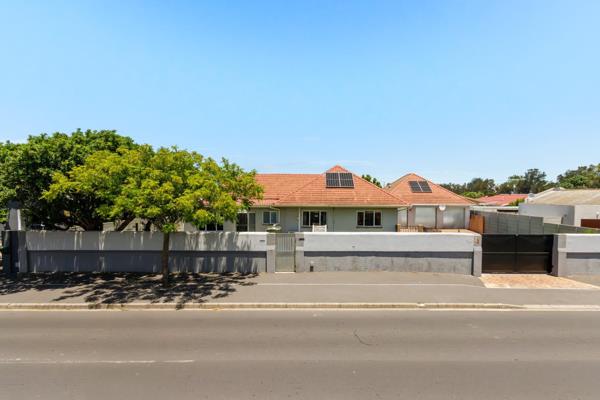 Sole Mandate presented by Alta Oosthuizen
Spacious 5 bedroom family home or 2 separate homes build on a double plot.
Spacious 5 bedroom ...