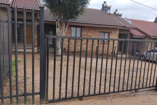 Cozy 2-Bedroom Home in a Secure Estate, Olievenhoutbosch, Centurion 

This charming 2-bedroom house is situated in a secure and ...