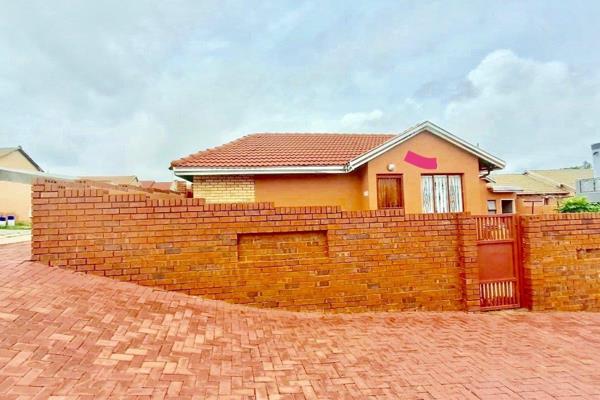 Stunning 2 bedroom and 1 bathroom property for sale in Riverlea Ext 5 close to the Sasol ...