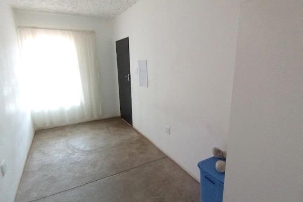 A room for a female student available.

On Hill is a very affordable complex a small ...