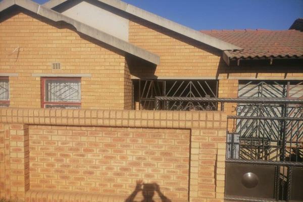 Offering 3 bedrooms and 2 bathrooms
Plus lounge 
Kitchen
Garage
And fully walled 
Don&#39;t delay
Available now.