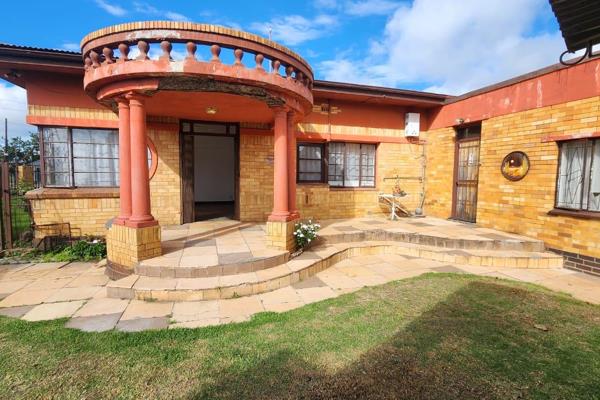 This neat house in Homelake consists of 4 bedrooms, bathroom, kitchen, tv room, study. Alarm system
The property has two flatlets. 1st ...