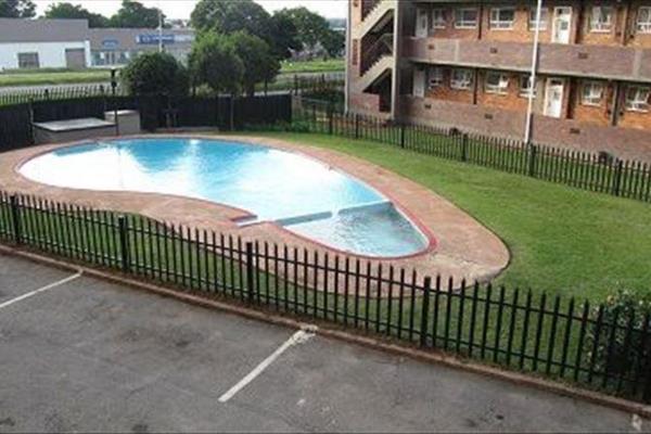 Lovely 1st floor apartment Offers......................3 Bedrooms, 1 Bathroom, open plan ...