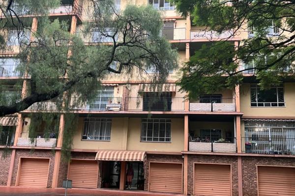 Available 8 Jan , this spacious secure 3 bedroom  2 bathroom apartment ,walking distance from Tuks  , in secure older complex with lush ...