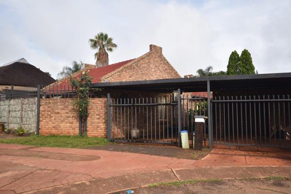 This Property is located in Doornpoort, in close proximity to the Doornpoort plaza.
Close to Dr, shopping centers, and schools

The ...