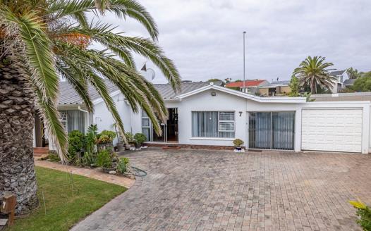 4 Bedroom House for sale in Melkbosstrand Central