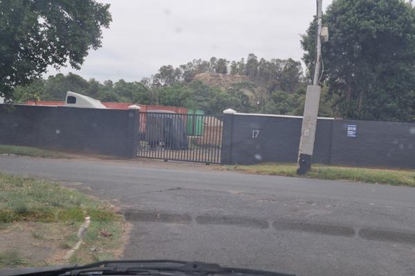 This 3300 Sqm yard is ideally placed for a transport business.  Right next to the On/Off ...