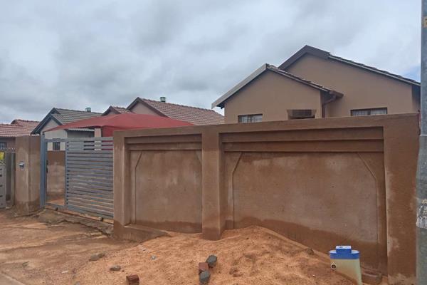 Discover your dream home nestled in the heart of Soshanguve East. This inviting and spacious two-bedroom house offers a perfect blend ...