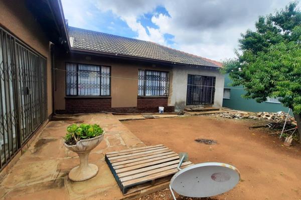 This wonderful investment opportunity awaits you. 
Main house: Kitchen, scullery, dining room, lounge, 3 bedrooms and ...