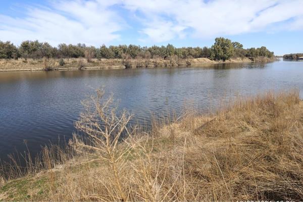 Discover the endless possibilities with this exceptional piece of land with 3 houses next to the vaal river, now available for sale ...