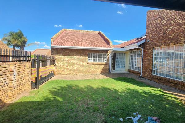 This spacious 3 bedroom Home is located walking distance to WH De Klerk in Model Park. 

The property offer 3 bedrooms, 2 bathrooms ...