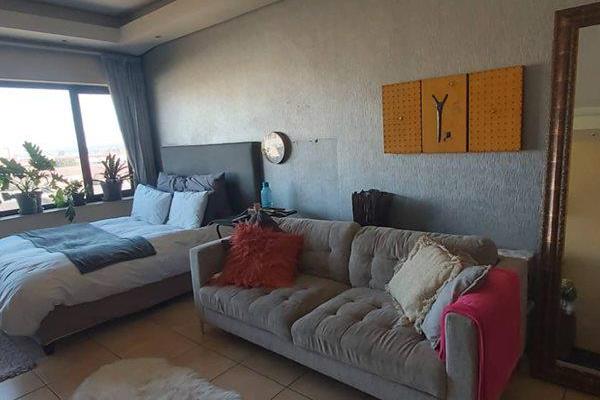 Lovely bachelor flat in Dogon Ashati, marshalltown, the safest place in Jhb CBD. This bachelor overlooks the M2 highway and the rest of ...