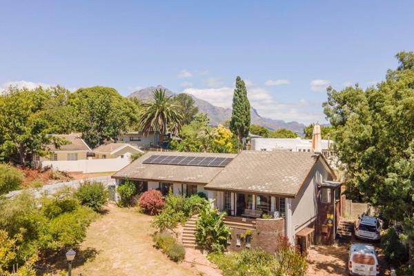 Located in the highly sought-after Onder Papegaaiberg area of Stellenbosch, this ...