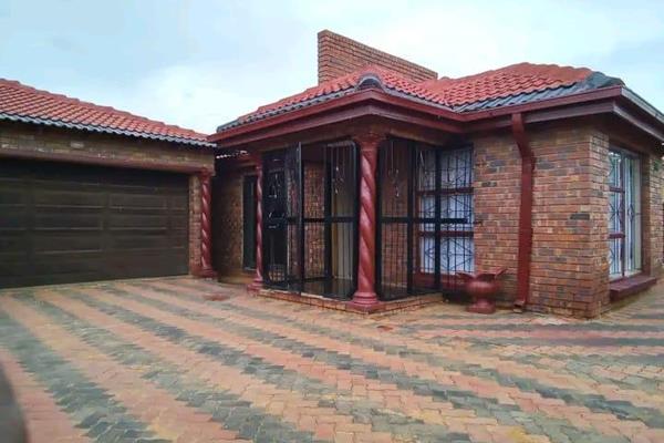 A 3 bedroom house in unit d,ext 1 is up for sale for r799 900
This gorgeous home offers a 3 bedrooms, 1 bathrooms, beautifully laid ...