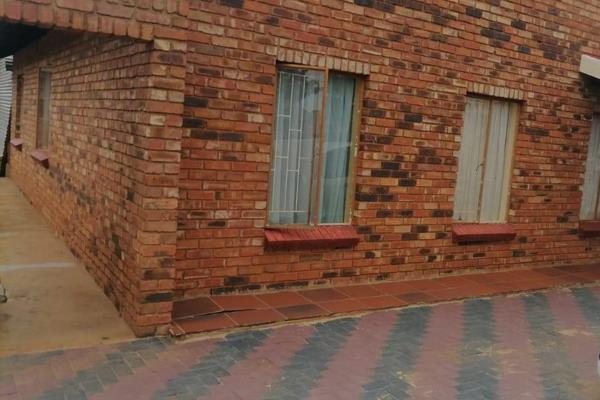 3 Bedroom all fitted
Kitchen also fitted
Tiled Dining room,
Passage and Toilet
Double carport
Pavement all around the yard
Brick ...