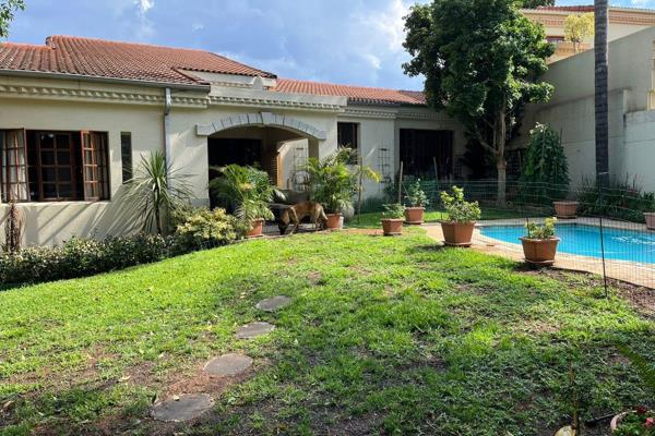 Spacious, single storey 3 Bedroom home in Lonehill!

Situated in Lonehill next to school, this lovely home is available from 1 Dec.

Large garden with swimming pool, it offers double garage, helper’s room and laundry/ storage outside and separate from the ...