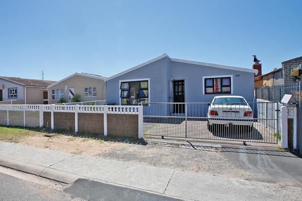 This family home in Strandfontein features a light and bright lounge seamlessly connected to a fully equipped kitchen, which offers ...