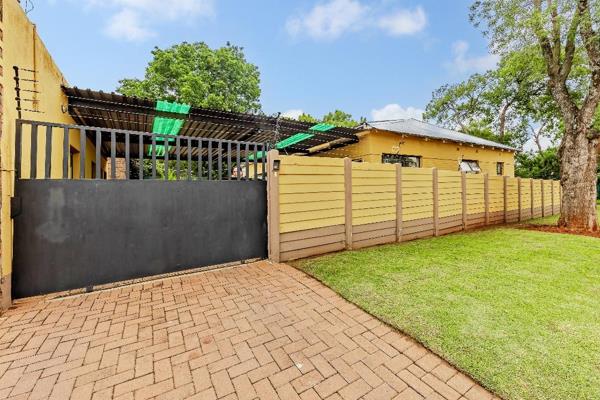 Situated close to Goldman Crossing Shopping Center and Florida Primary School, this lovely affordable home offers a spacious lounge and ...