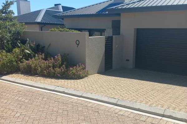 Beautiful single storey home with modern finishes. Tiled and blinds throughout the property. Modern kitchen, covered braai enclose ...