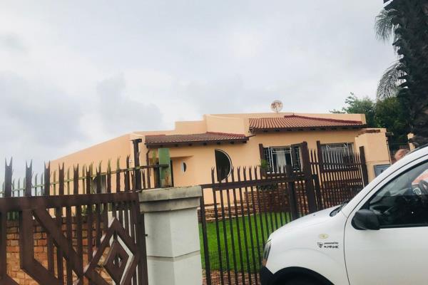 A newly renovated 5 bedroomed house for sale in Danville. This property consists of 3 garage, 3 parking, jacuzzi, dinning room ...