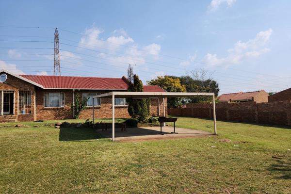 Looking for space in an upmarket area then look no further.  This face brick property is tiled throughout so maintenance is a breeze.  ...