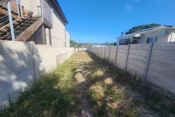 Located in the heart of Mossel Bay, this 1,400 square meter panhandle property presents an exceptional opportunity to build your dream ...