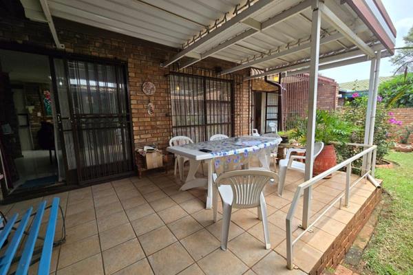 Charming 3-Bedroom Home in Secure Magalieskruin Complex
Walking distance from Kolonade shopping center
Newly renovated kitchen with 2 ...