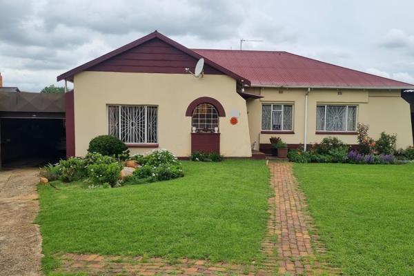 If location is important this property is well situated, walking distance from Springs Mall, main road and N17.

The kitchen is the ...