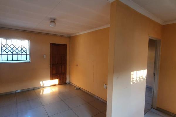 The house consist of 3 bedrooms with laminated floors, bathroom, open plan kitchen and lounge. The house is next  to main reef road ...