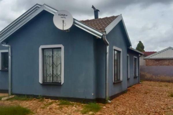 This beautiful 3-bedroom Protea Glen Ext 10 home offers a comfortable and secure living environment.

Property Features:
3 Bedrooms: ...