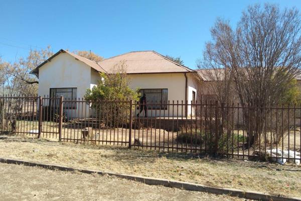 Spacious sturdy house in a good area of Theunissen. 

The inside needs work, but once done the you will have a family home that will be ...