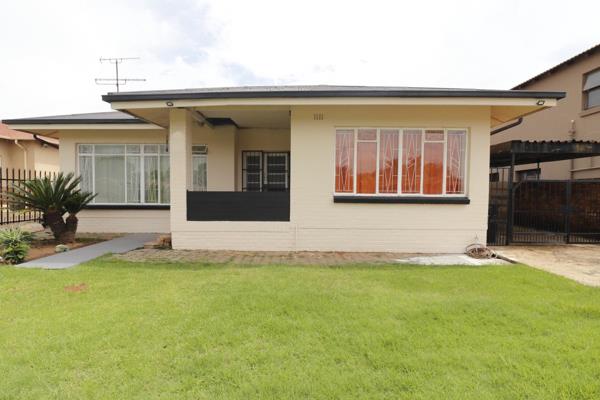 Newly Painted 3 Bedroom Starter Home in Geduld Ext

This Home offers:

* 3 Bedrooms with Built in Cupboards
* Neatly Tiled Full ...