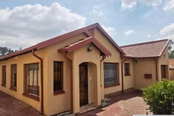 Beautiful three bedroom house in Olivenhoutbosch available for Rental.
Three bedrooms.

One bathrooms.

Living area.

Modern ...