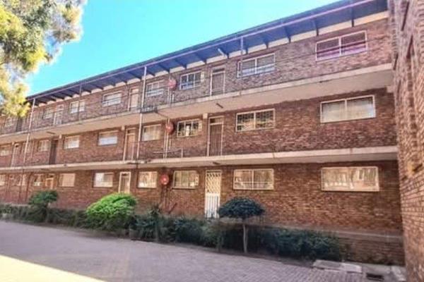 Flat to let in cw 2
r 5 500.00 per month

Flat is situated on the 1st floor
2 Bedrooms
Bathroom with separate toilet
Open plan ...